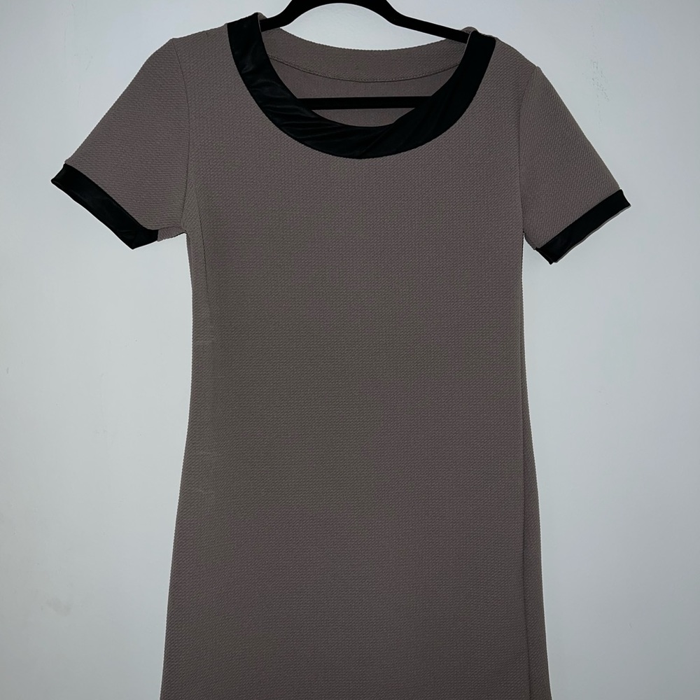 Short sleeve grey dress with leather lining